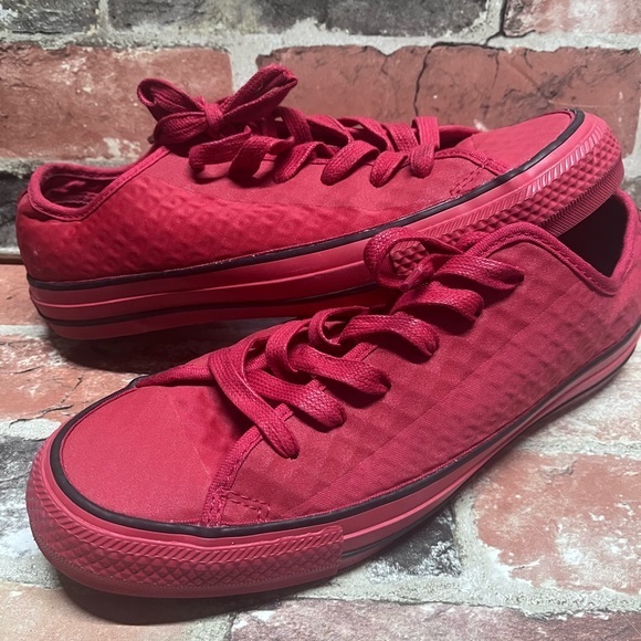 Converse All Red